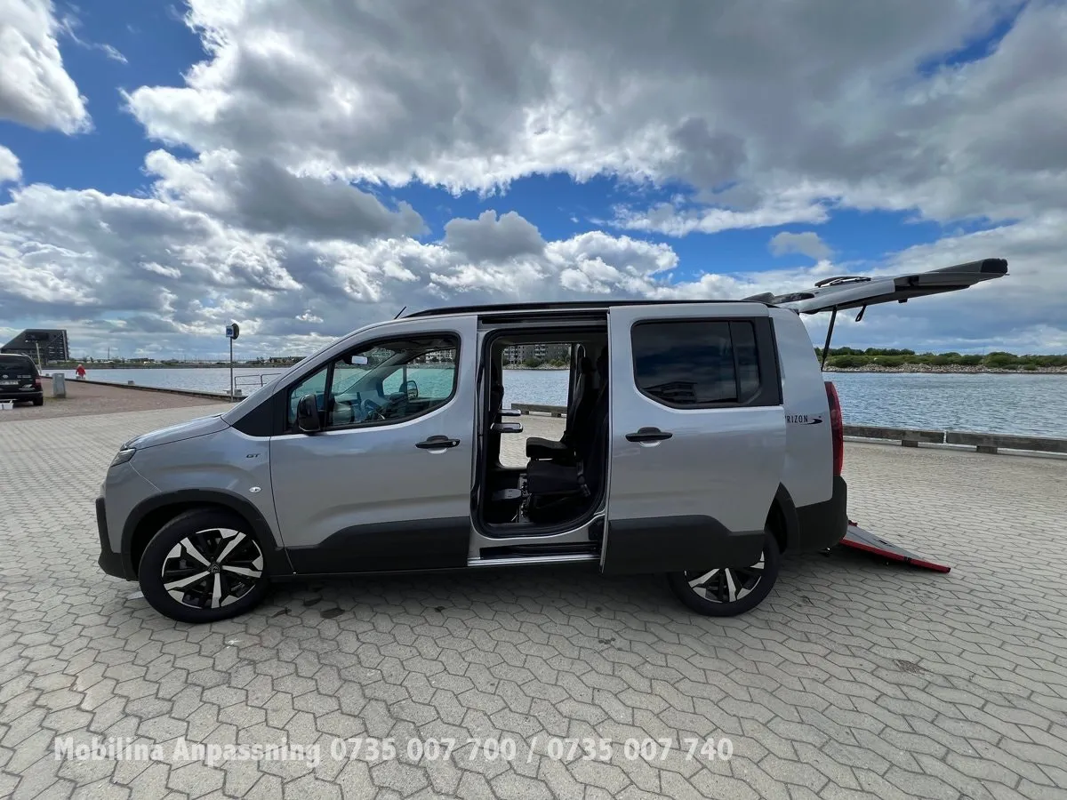 Vehicle image 26