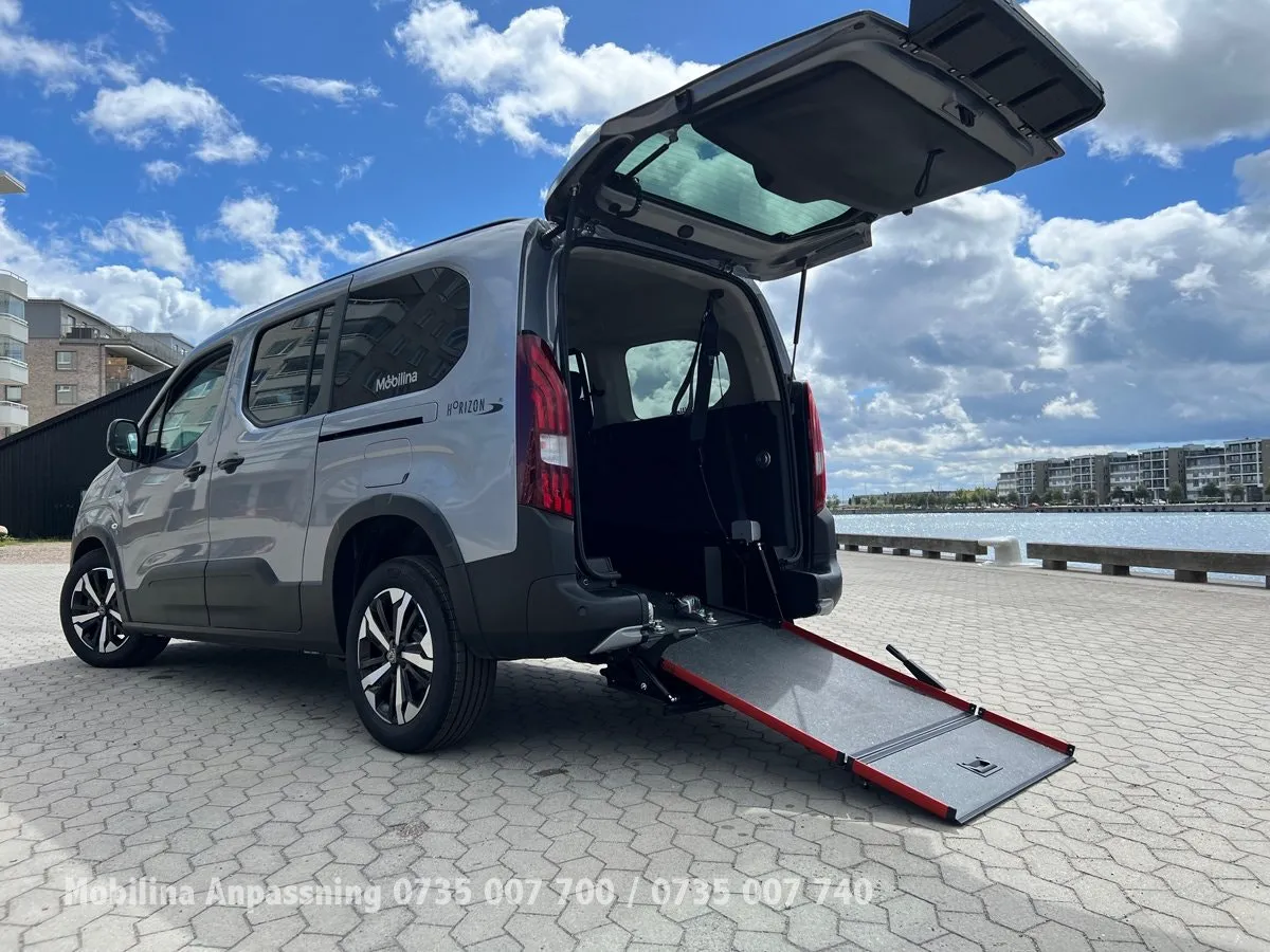 Vehicle image 18