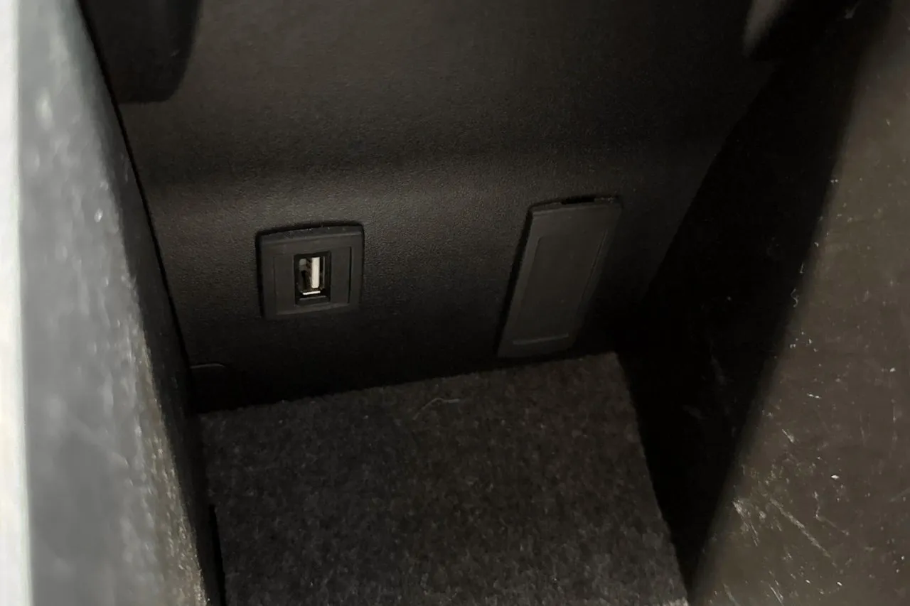 Vehicle image 28