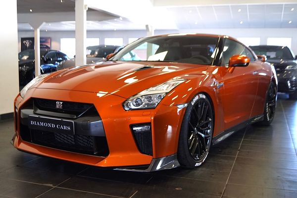 Nissan GT-R Prestige Edition Orange pärleffekt sportavgas Titan - 2018