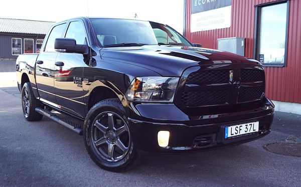 RAM 1500 Crew Cab Classic 5.7 TorqueFlite Navi B-kamera - 2023