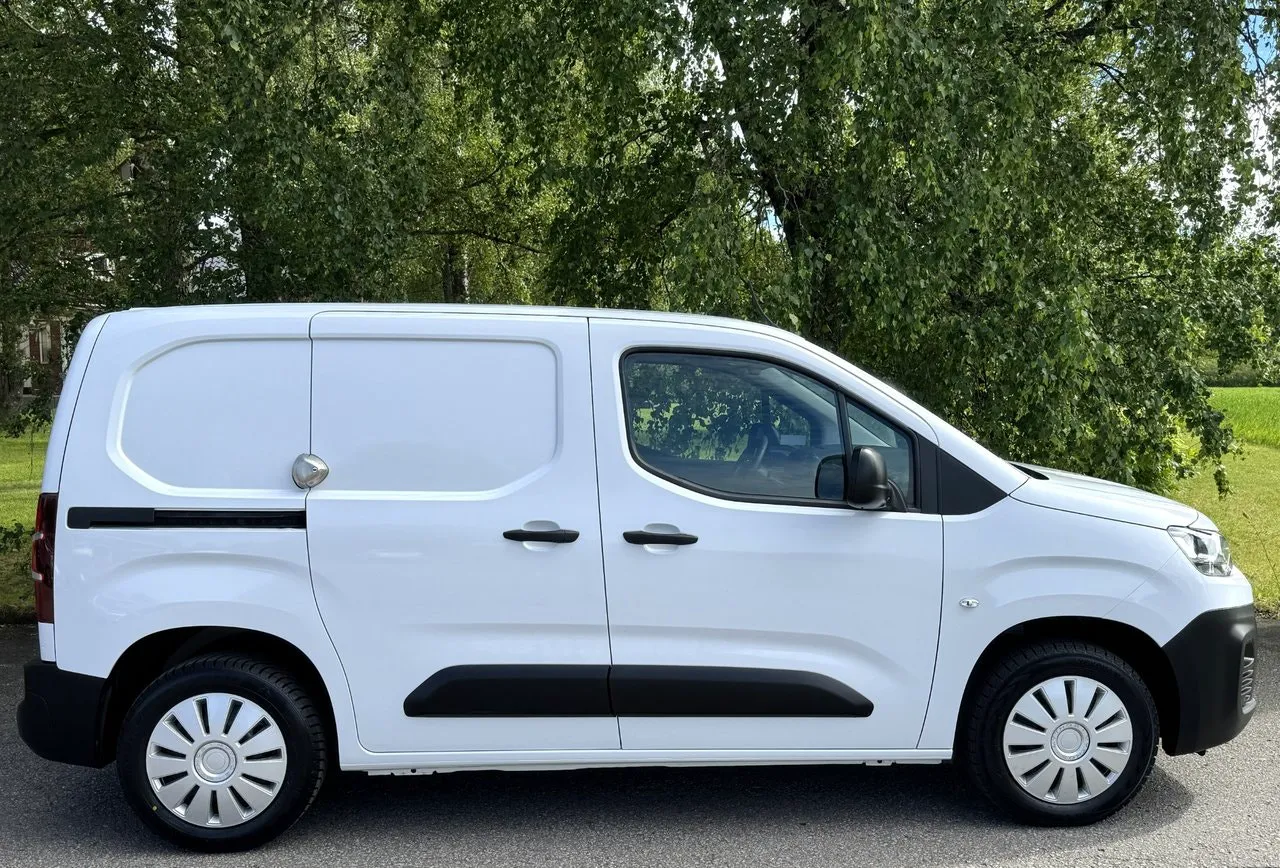 Vehicle image 20
