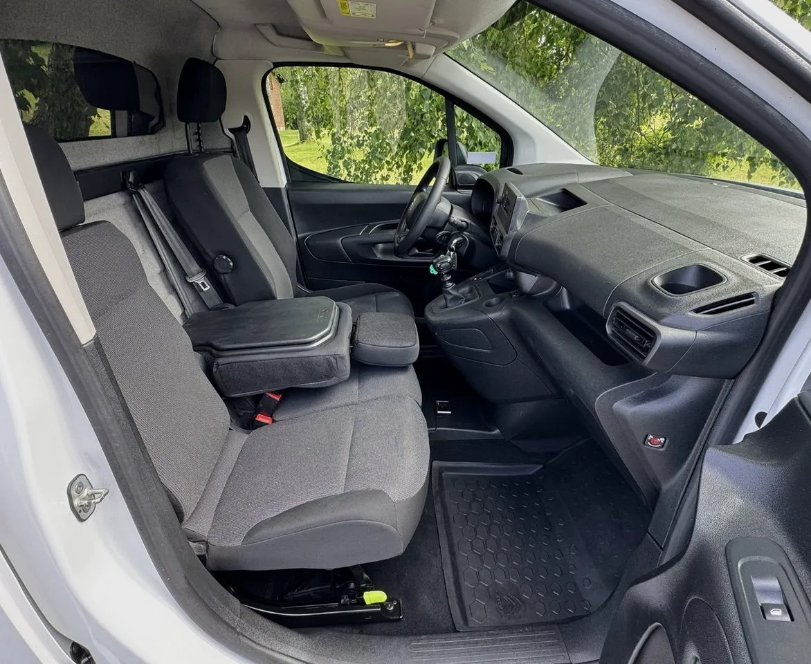 Vehicle image 14