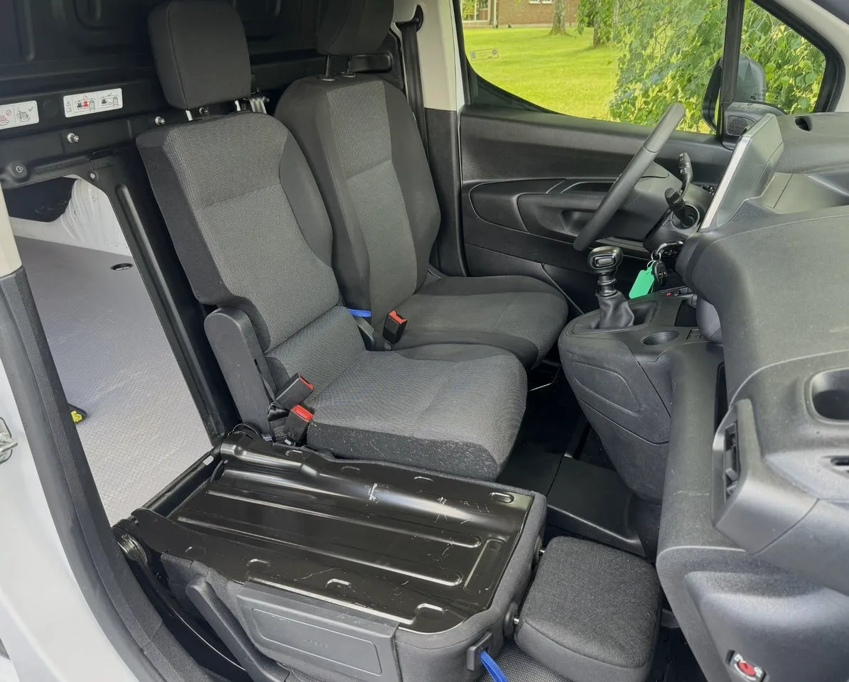 Vehicle image 14