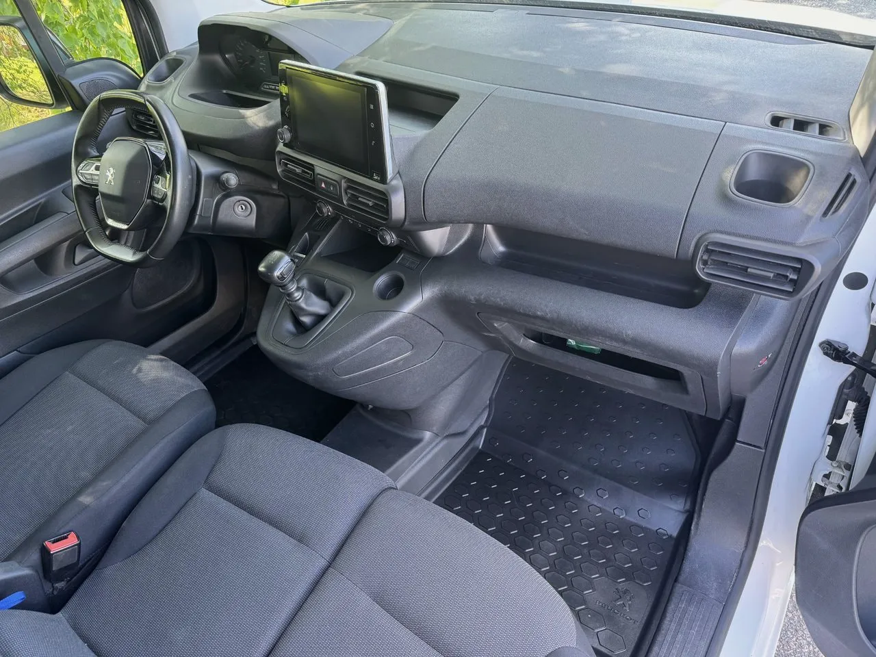 Vehicle image 10