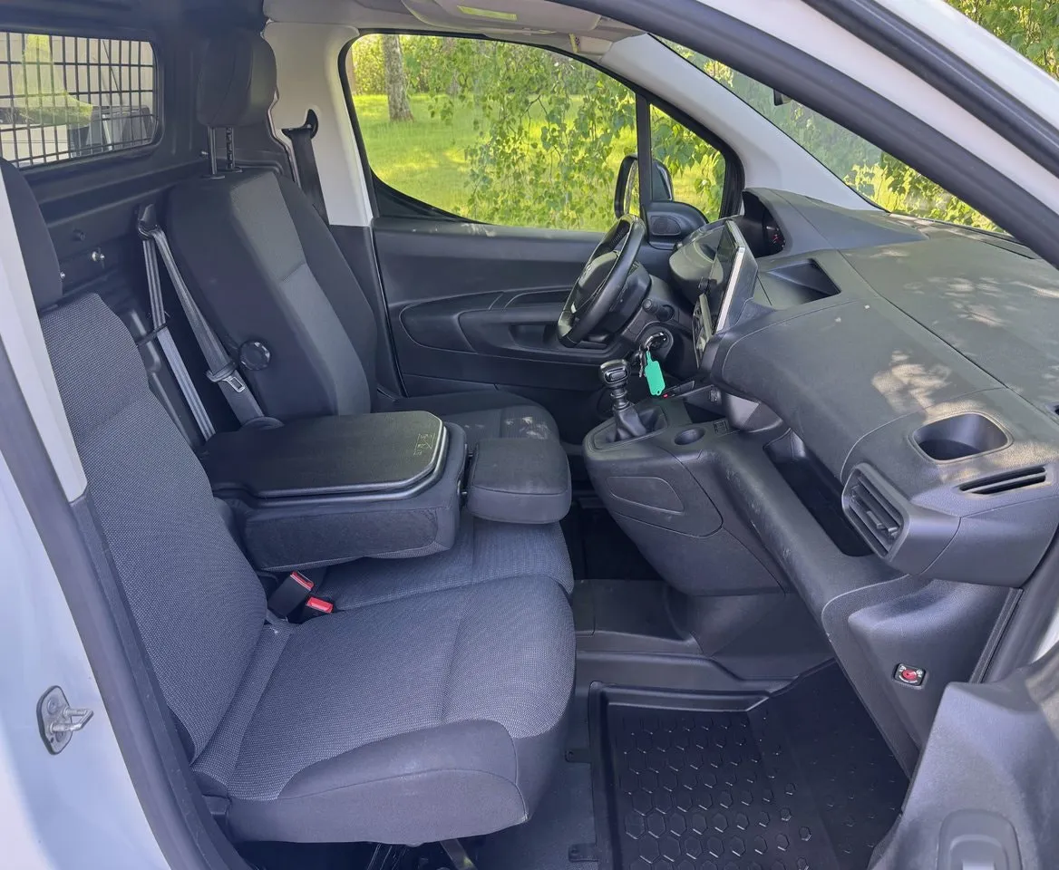 Vehicle image 13