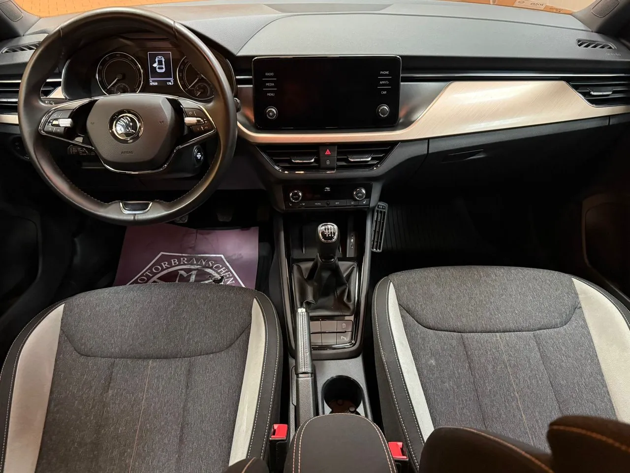 Vehicle image 16
