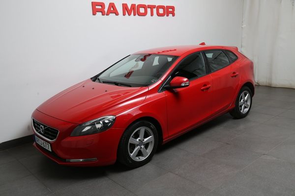 Volvo V40 D3 150hk Kinetic Nybesiktad P-sensorer Värmare - 2014