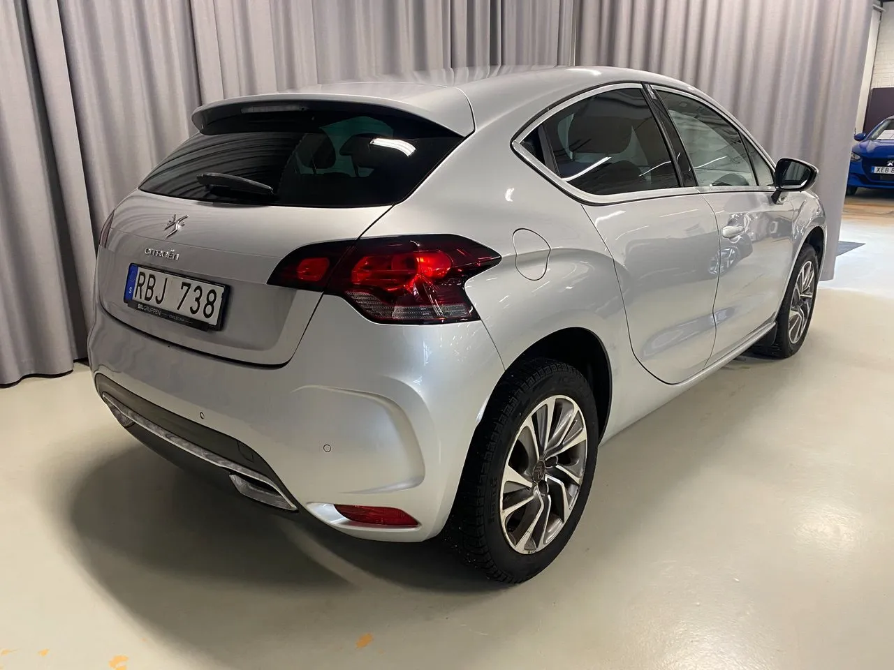 Vehicle image 4
