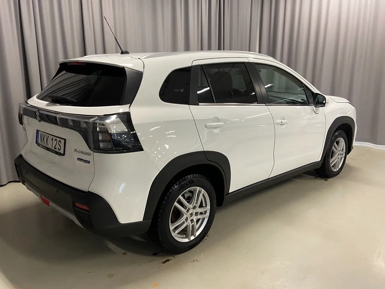 Vehicle image 4