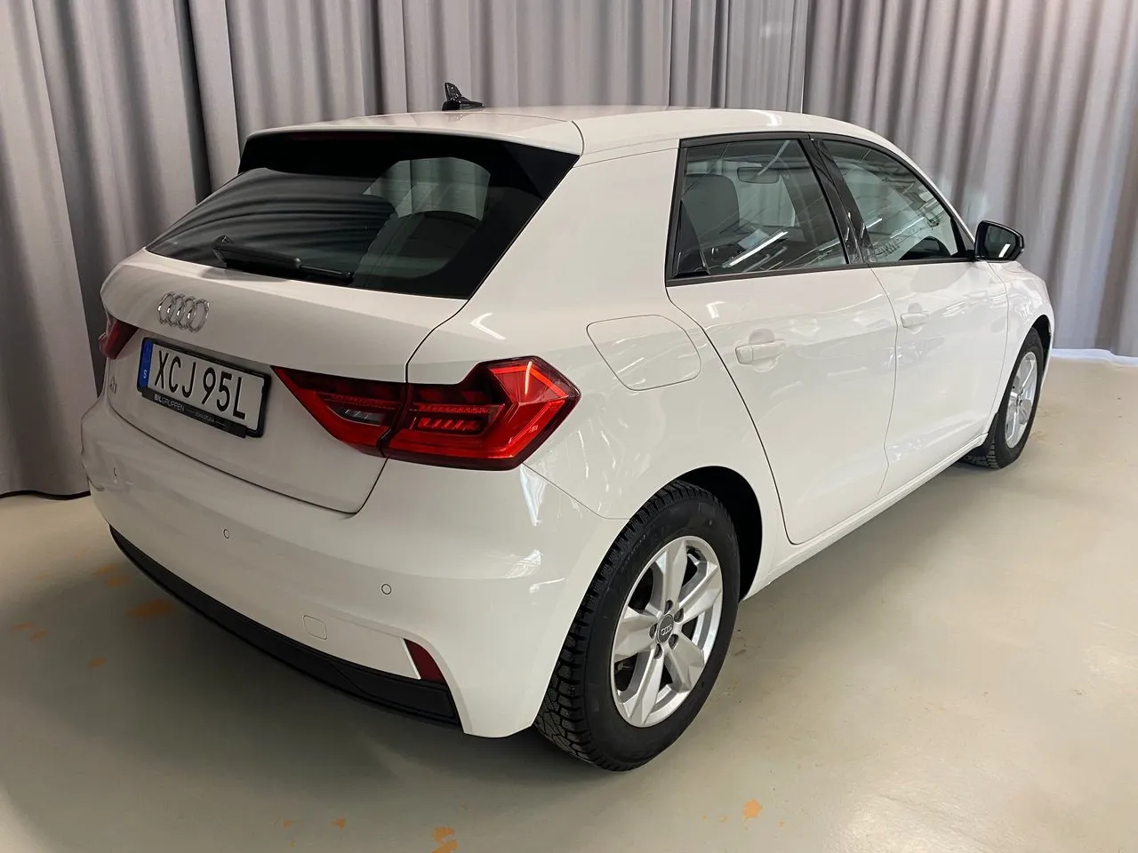 Vehicle image 4