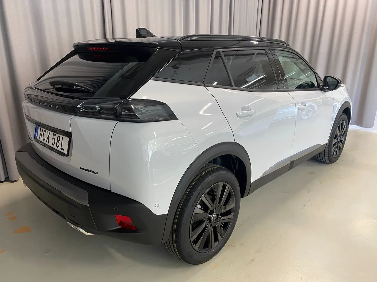 Vehicle image 3