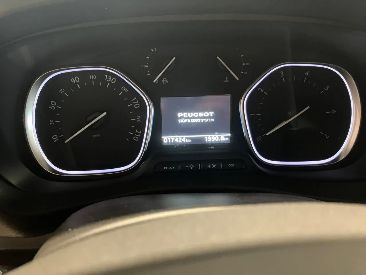 Vehicle image 14