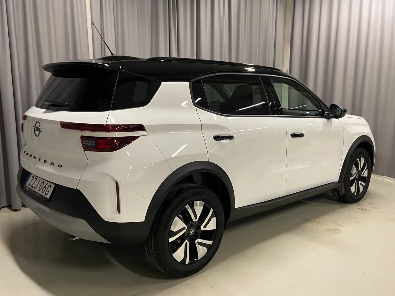 Vehicle image 3