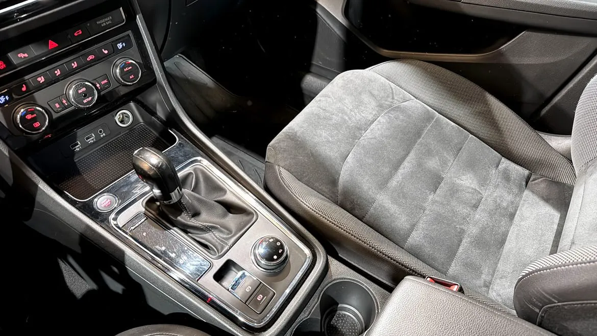 Vehicle image 16