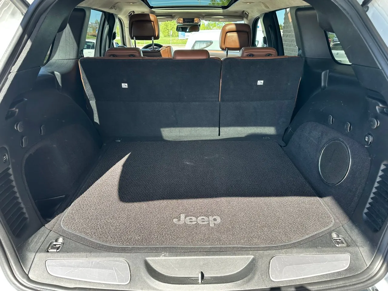 Vehicle image 16