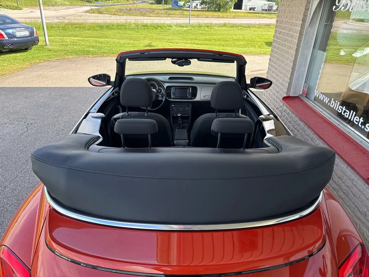 Vehicle image 10