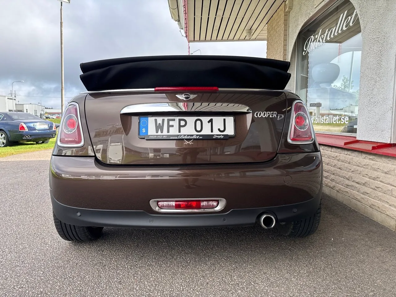 Vehicle image 10