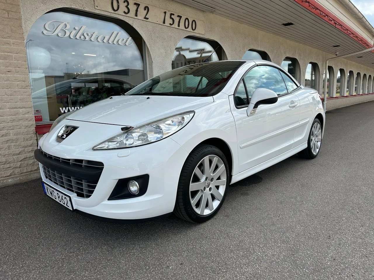 Vehicle image 15