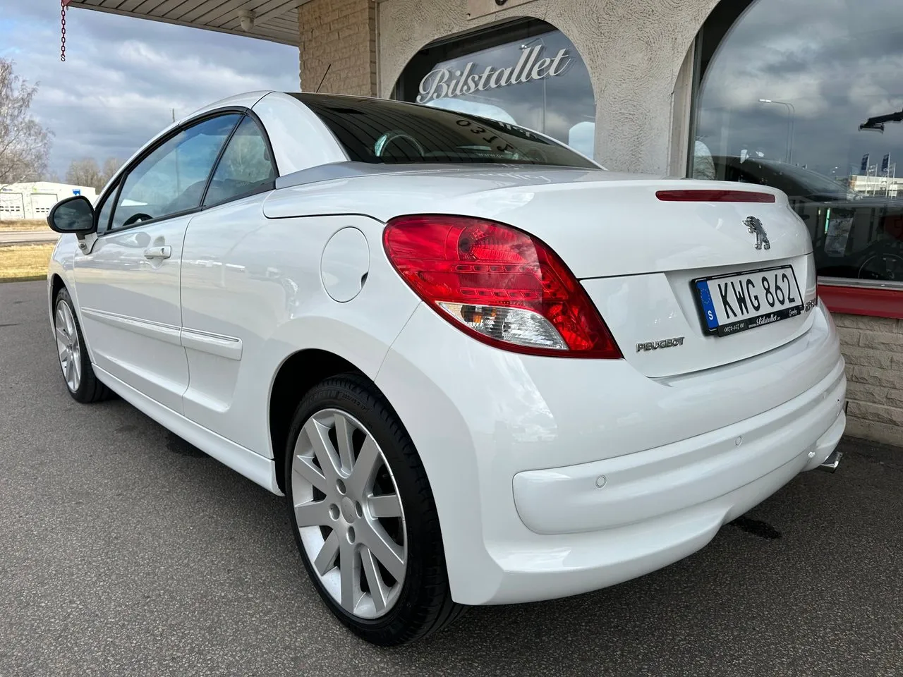 Vehicle image 17