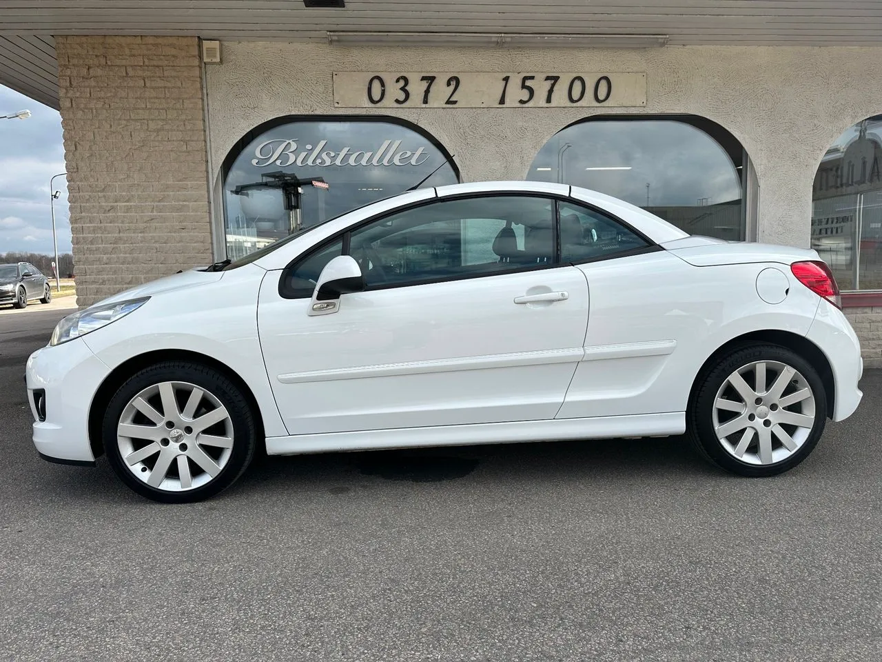 Vehicle image 16