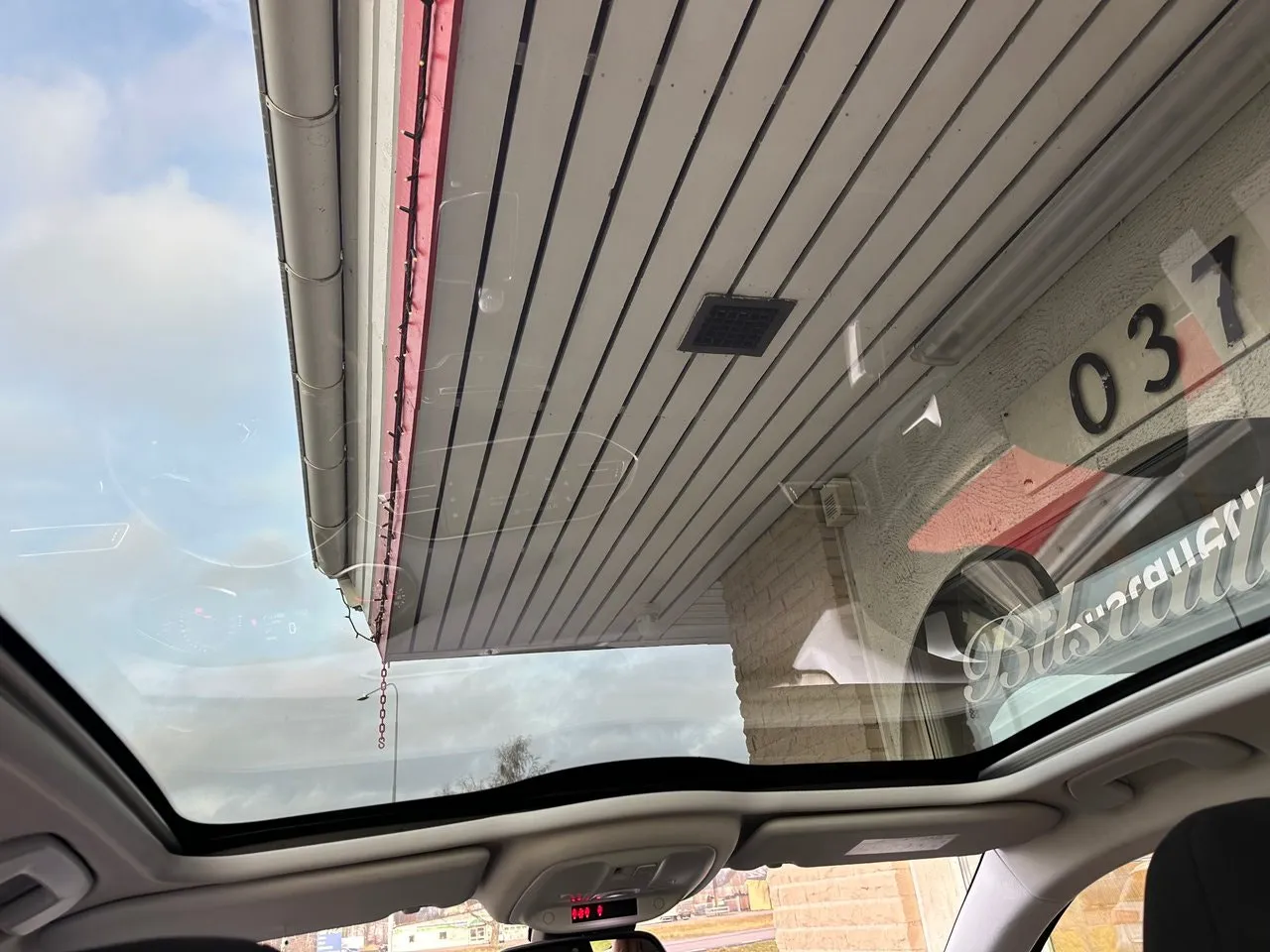Vehicle image 15