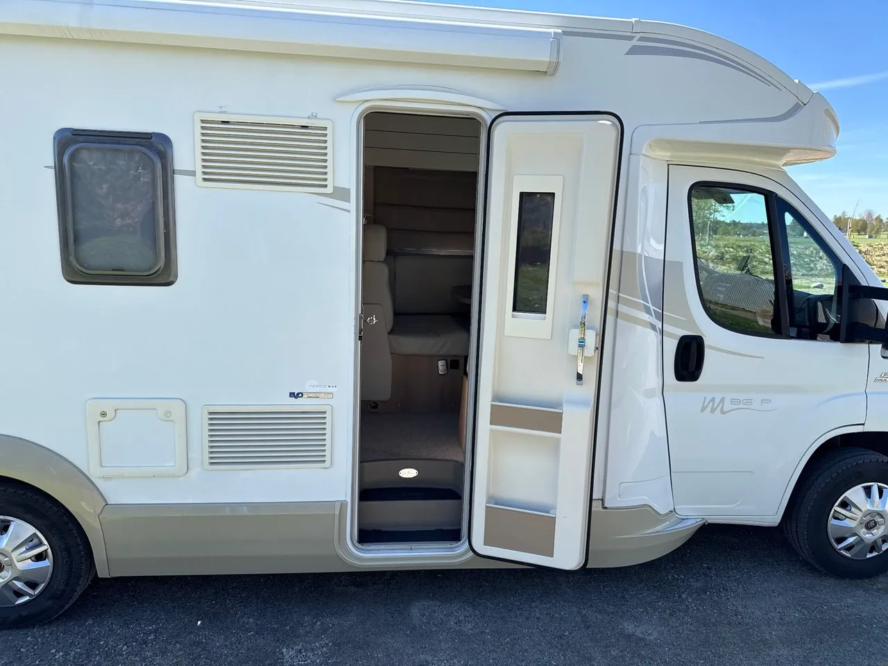 Vehicle image 33