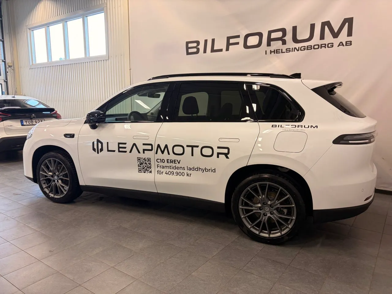 Vehicle image 4