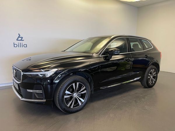 Volvo XC60 Recharge T6 Core Edition / Dragkrok / Navigation / - 2023