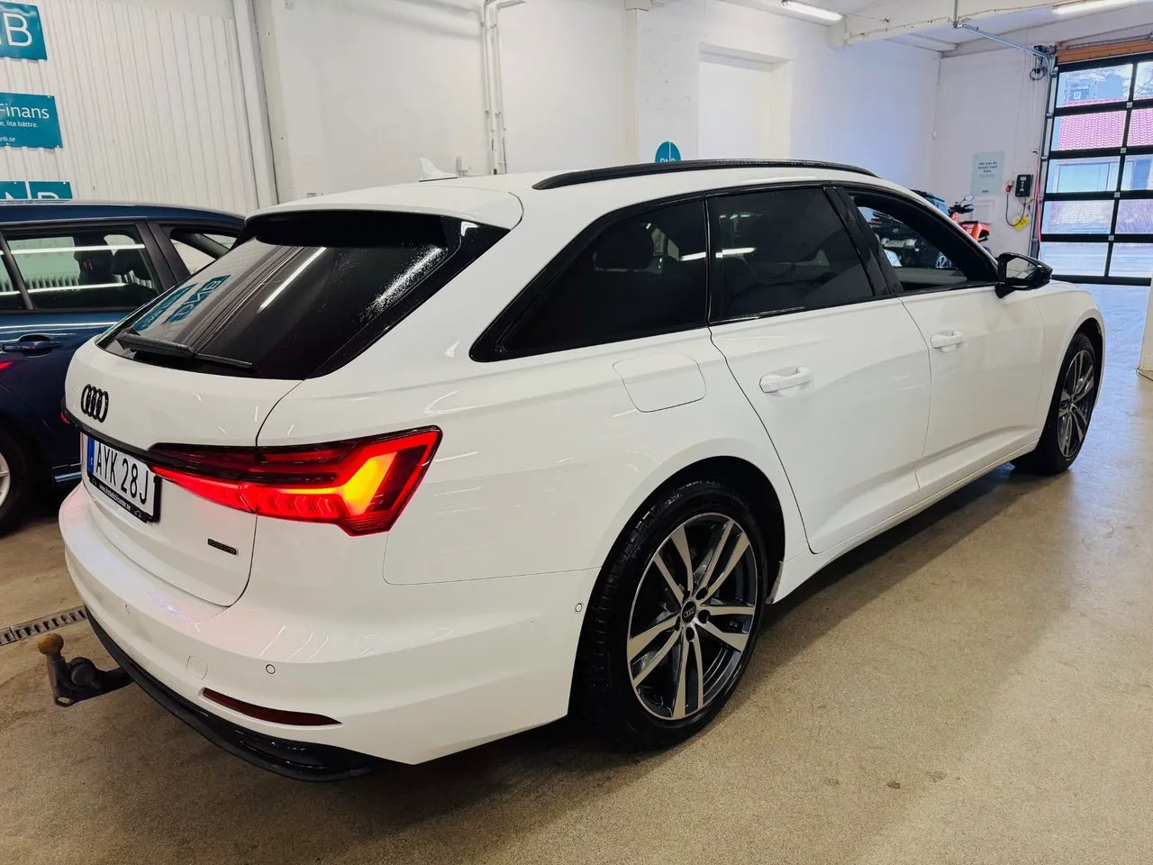 Vehicle image 14