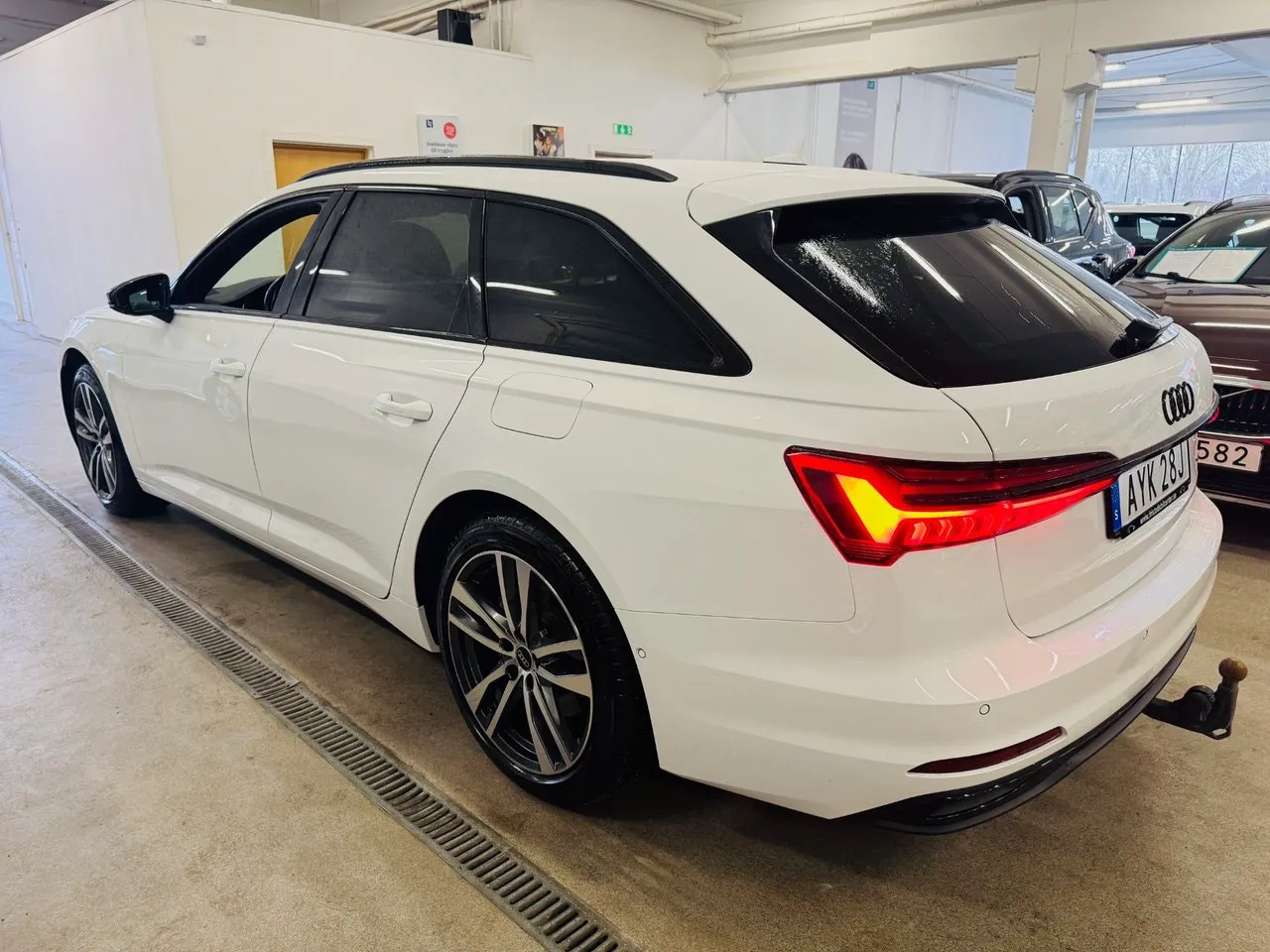 Vehicle image 15