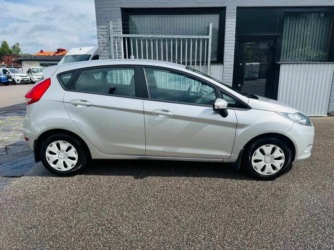 Vehicle image 9