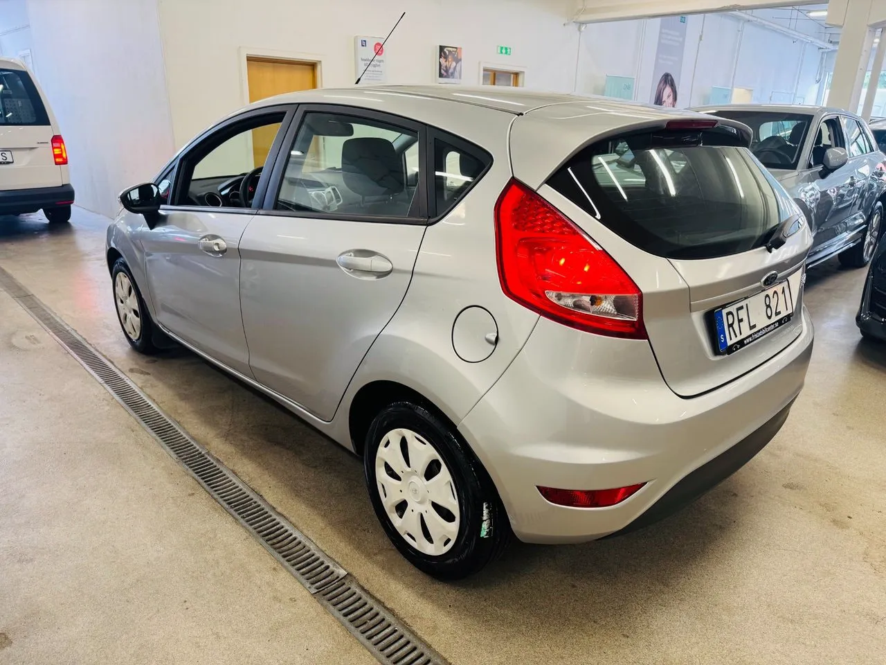 Vehicle image 13