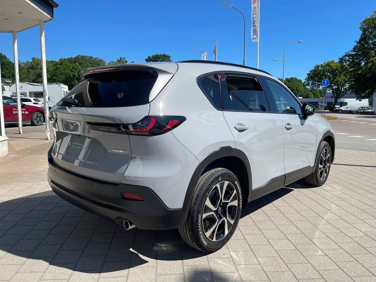 Vehicle image 3