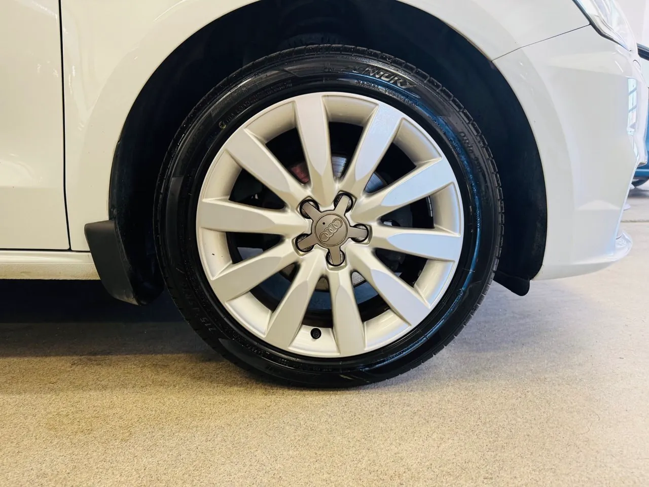 Vehicle image 10