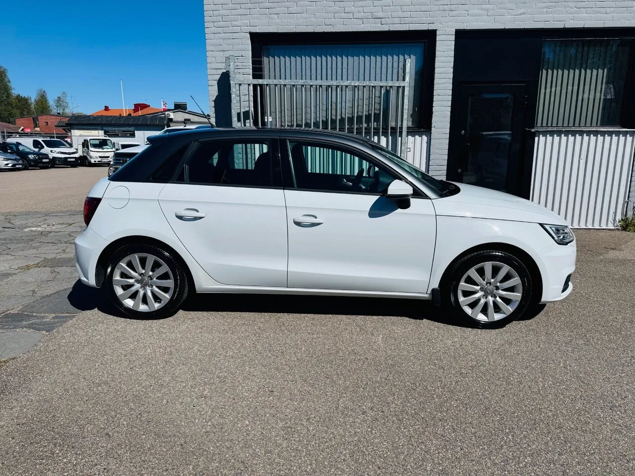 Vehicle image 9