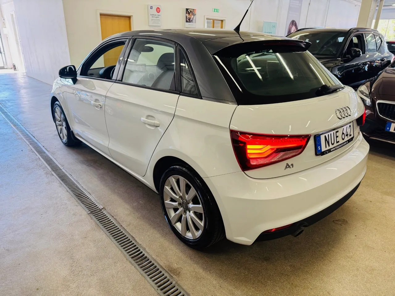 Vehicle image 15