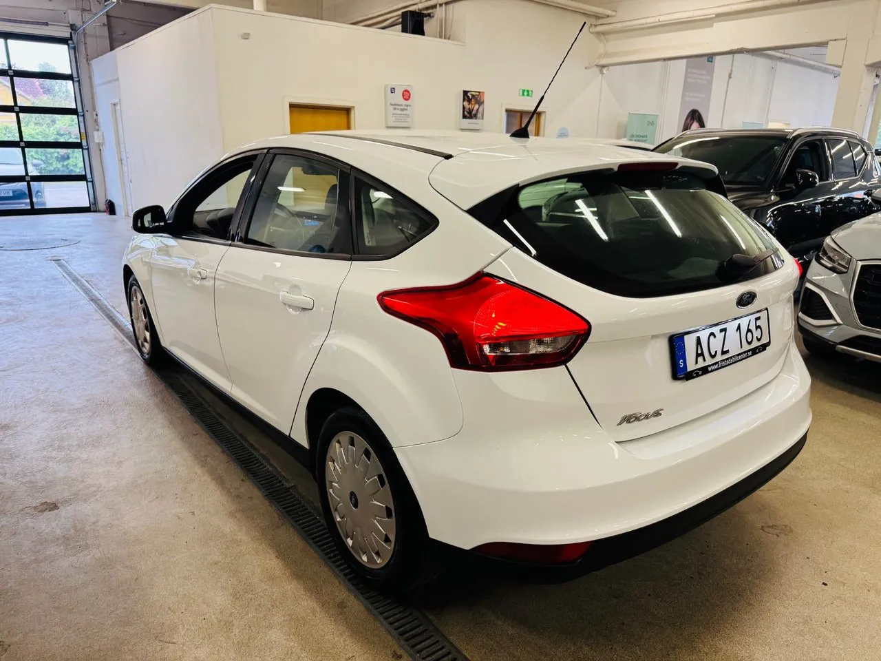 Vehicle image 14