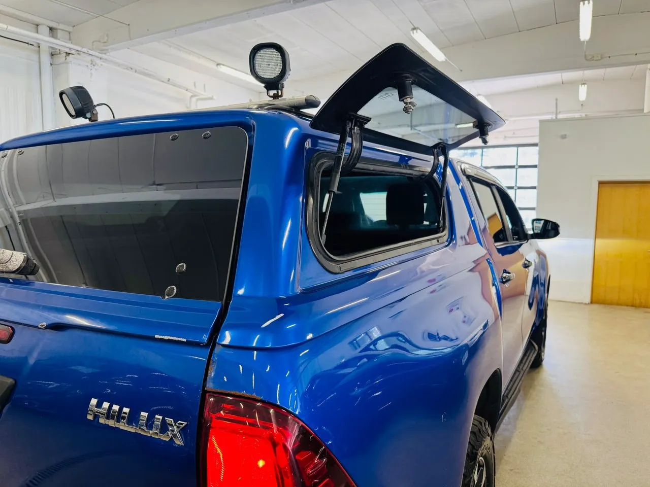 Vehicle image 16