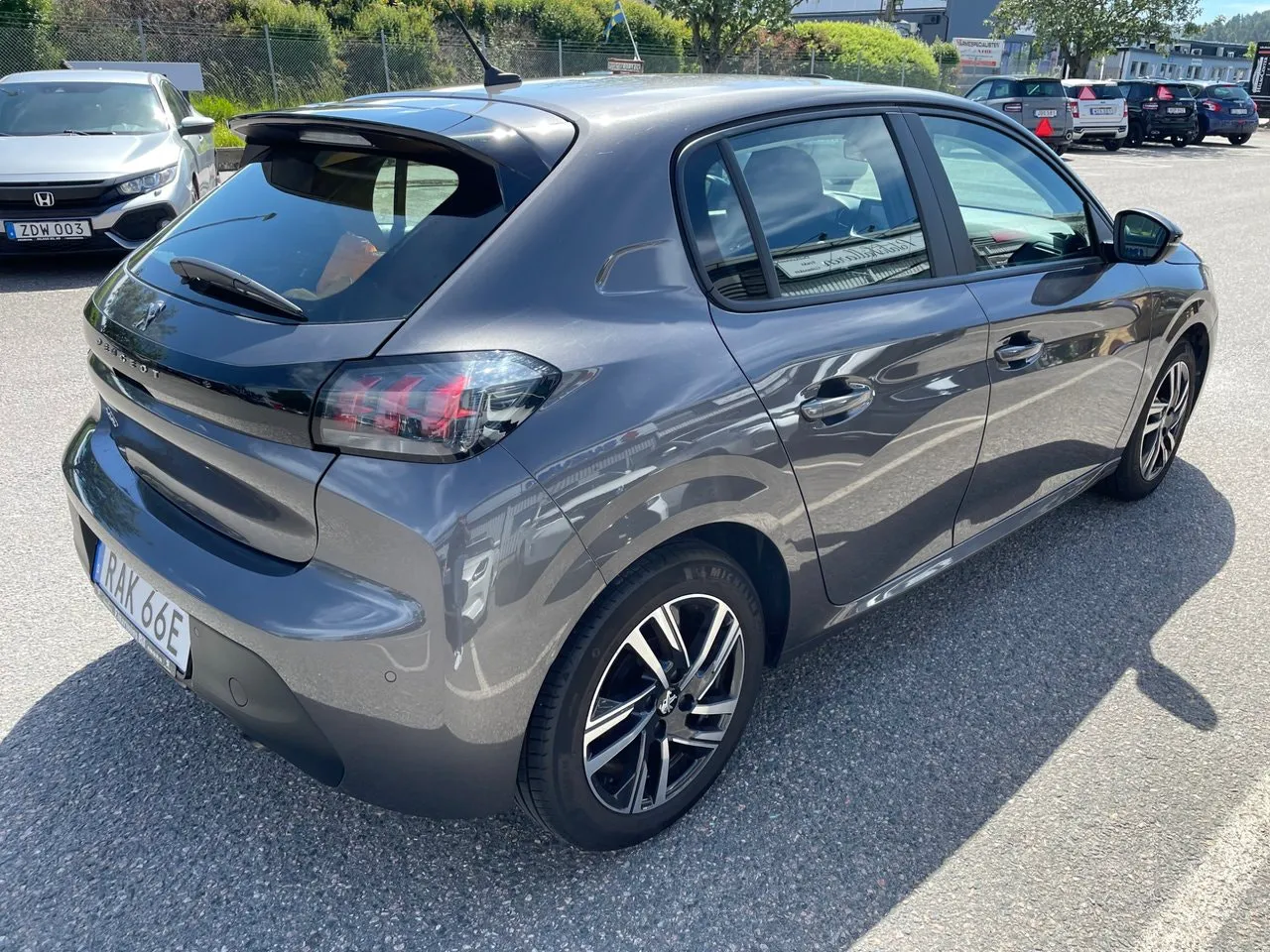Vehicle image 4