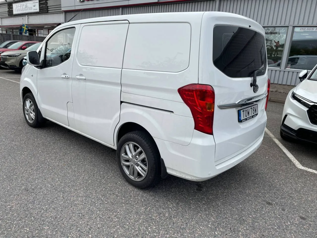 Vehicle image 9