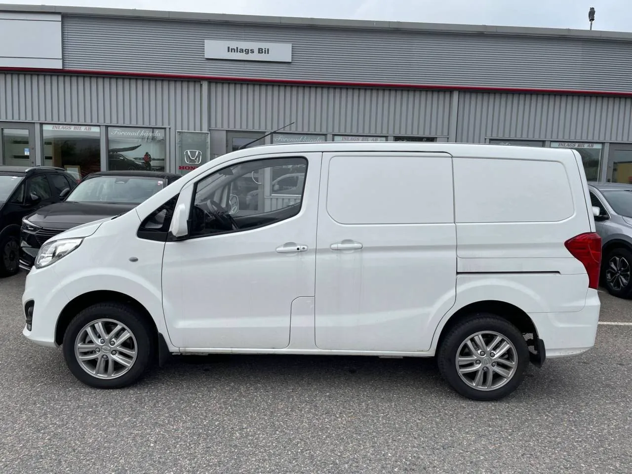 Vehicle image 10