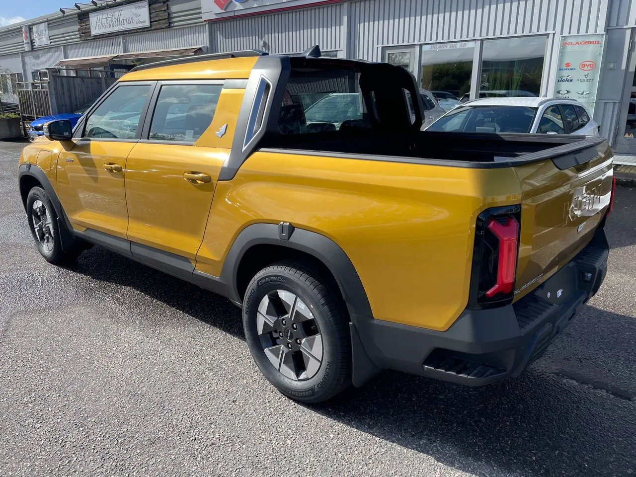 Vehicle image 18