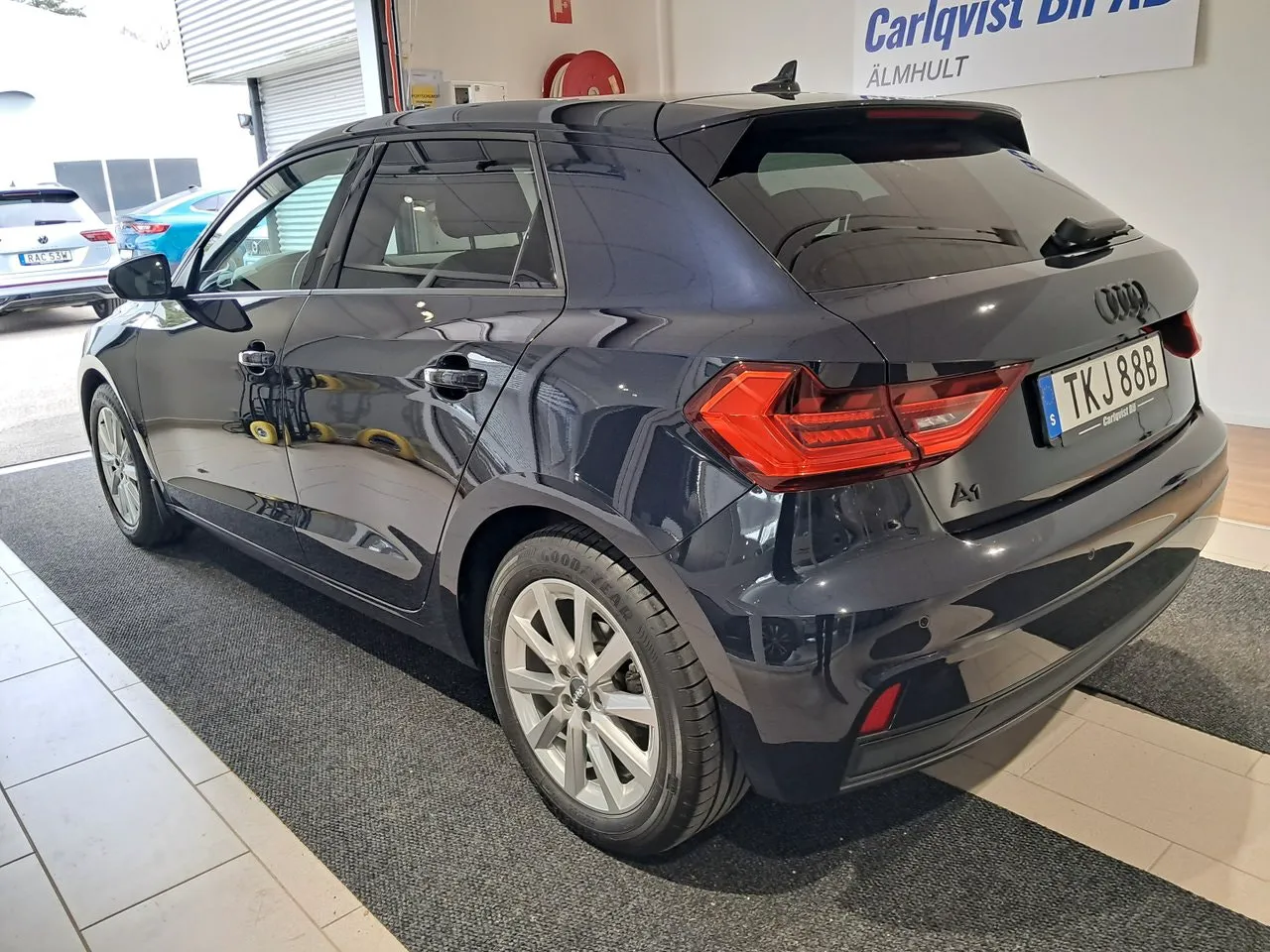 Vehicle image 4