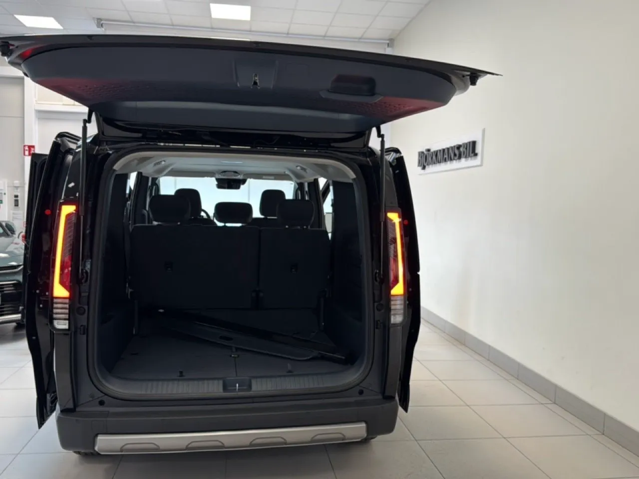 Vehicle image 22