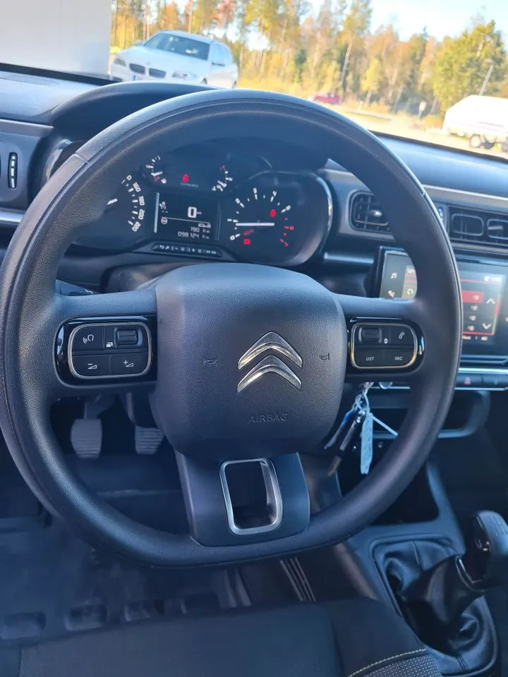 Vehicle image 15