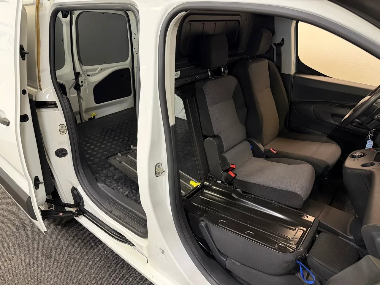 Vehicle image 21