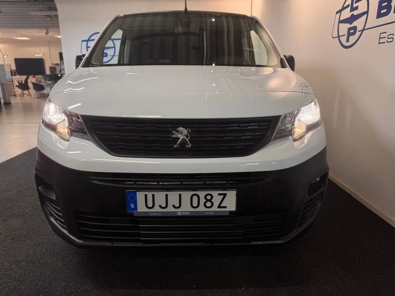 Vehicle image 5