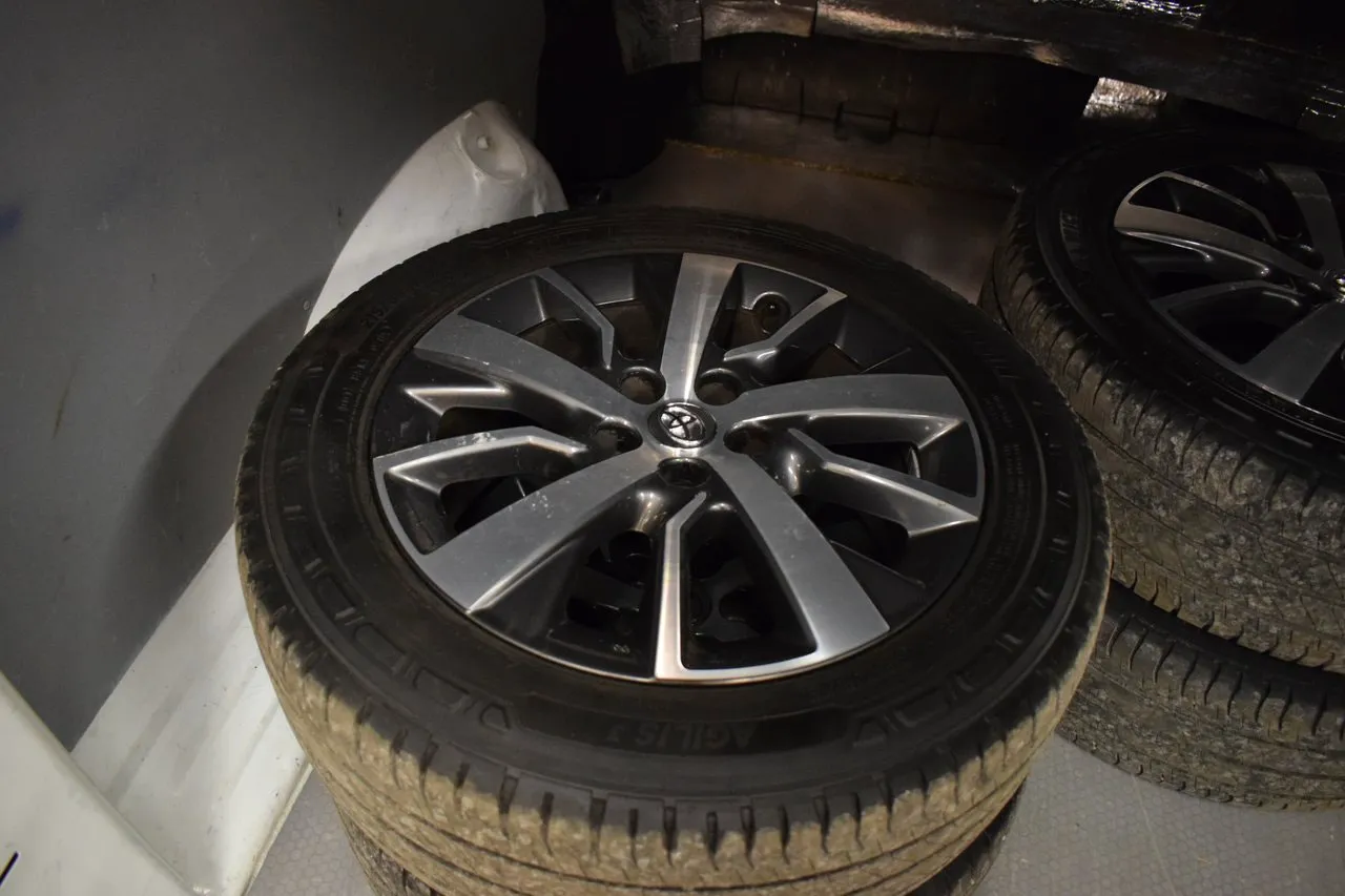 Vehicle image 16