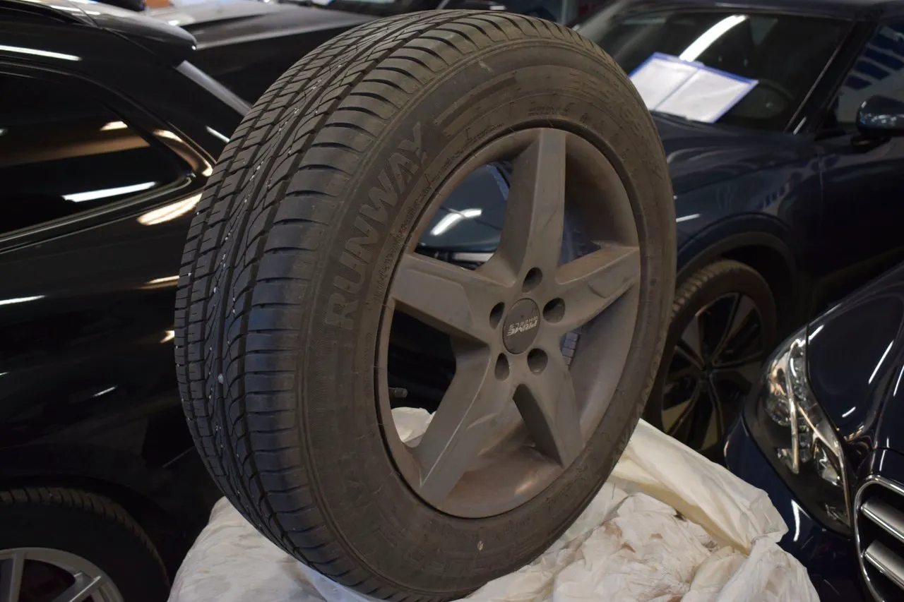 Vehicle image 14